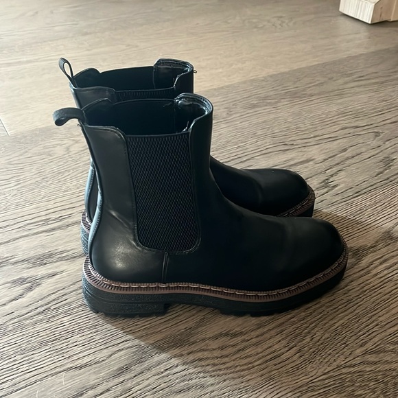 Shoes - Athletic boots